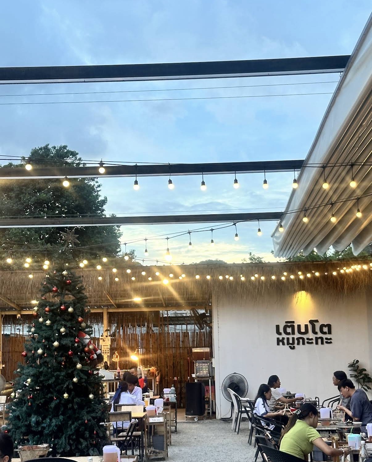 บรรยากาศโต๊ะอาหารของร้านเติบโตหมูกระทะ